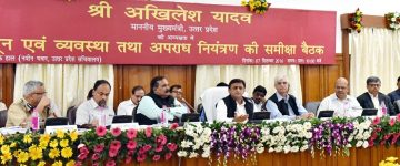 akhilesh yadav warns up police