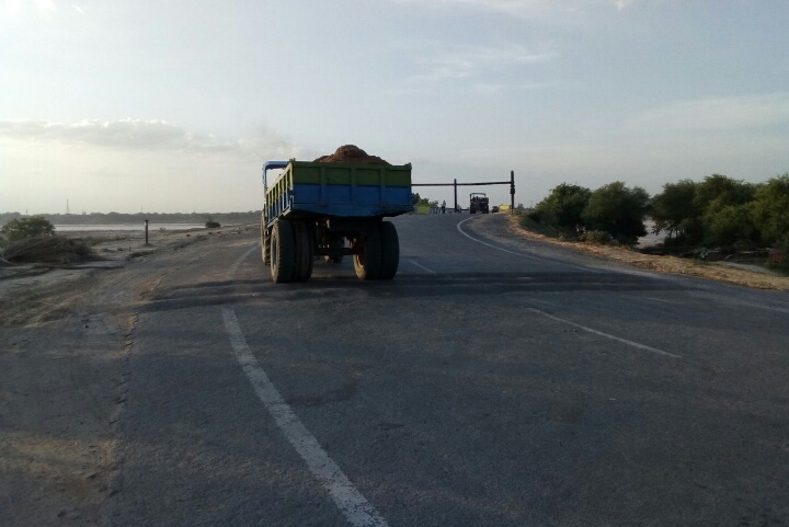 ghazipur sand being transported overloaded trucks with collusion of marufpur police