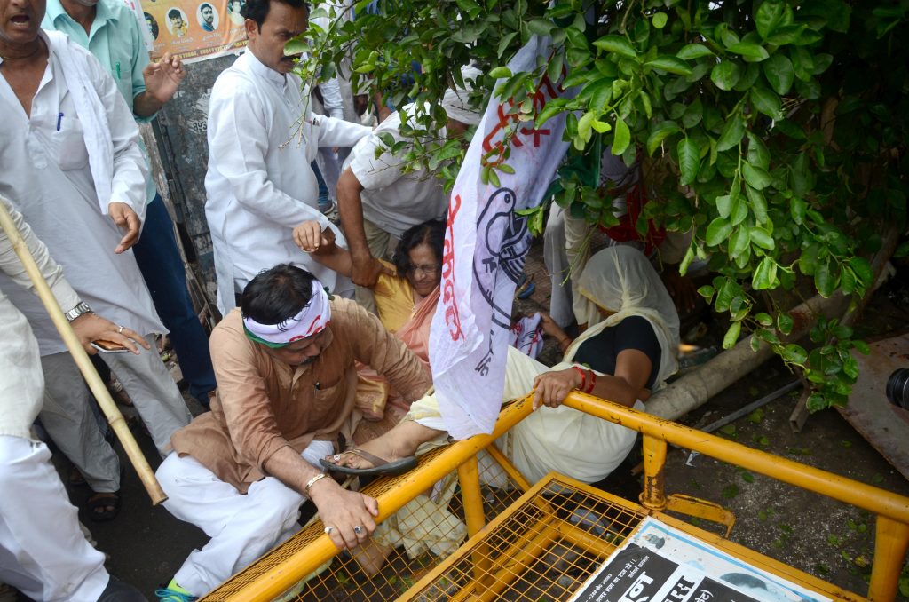 lathicharge on rld workers in lucknow