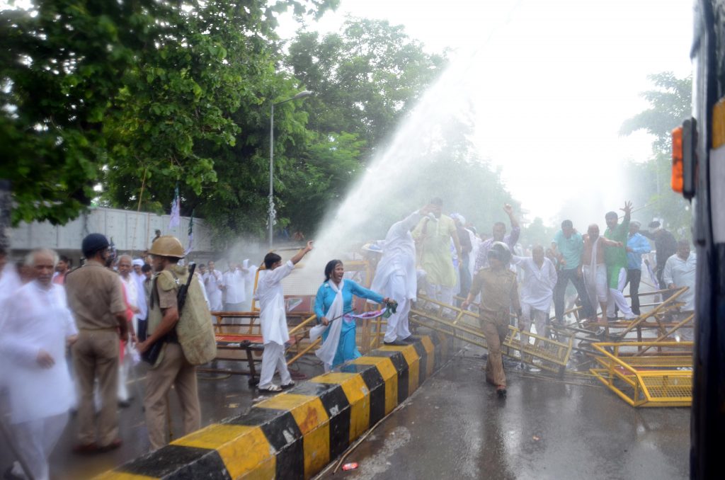 lathicharge on rld workers in lucknow