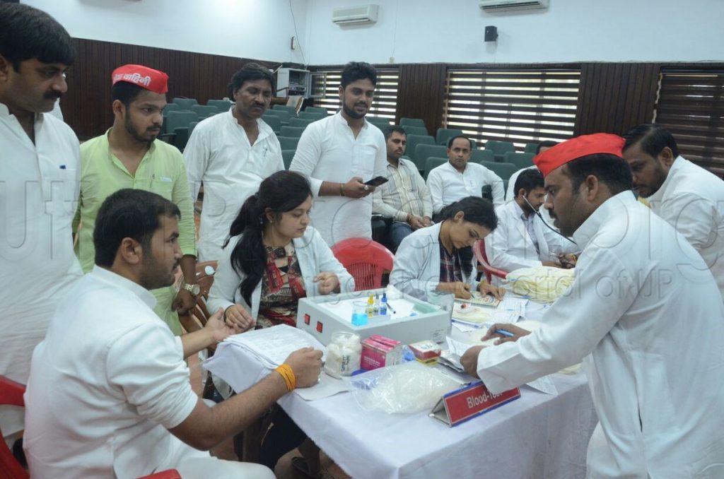 sp workers donating blood on akhilesh yadav 45th birthday lucknow