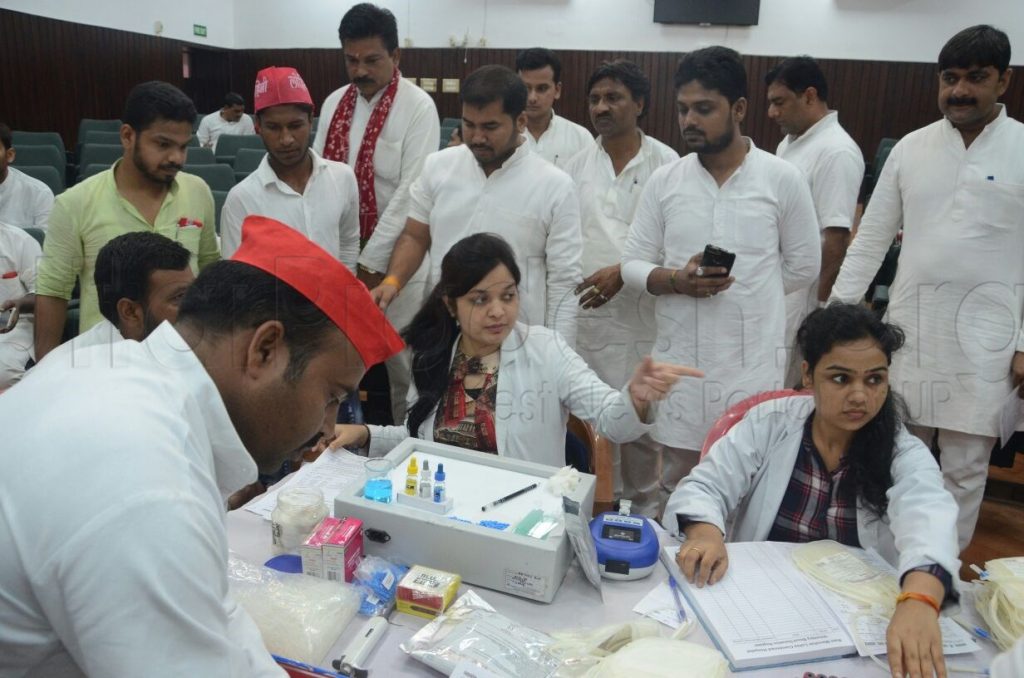 sp workers donating blood on akhilesh yadav 45th birthday lucknow