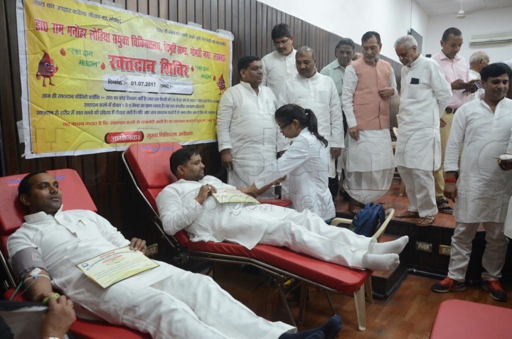 sp workers donating blood on akhilesh yadav 45th birthday lucknow