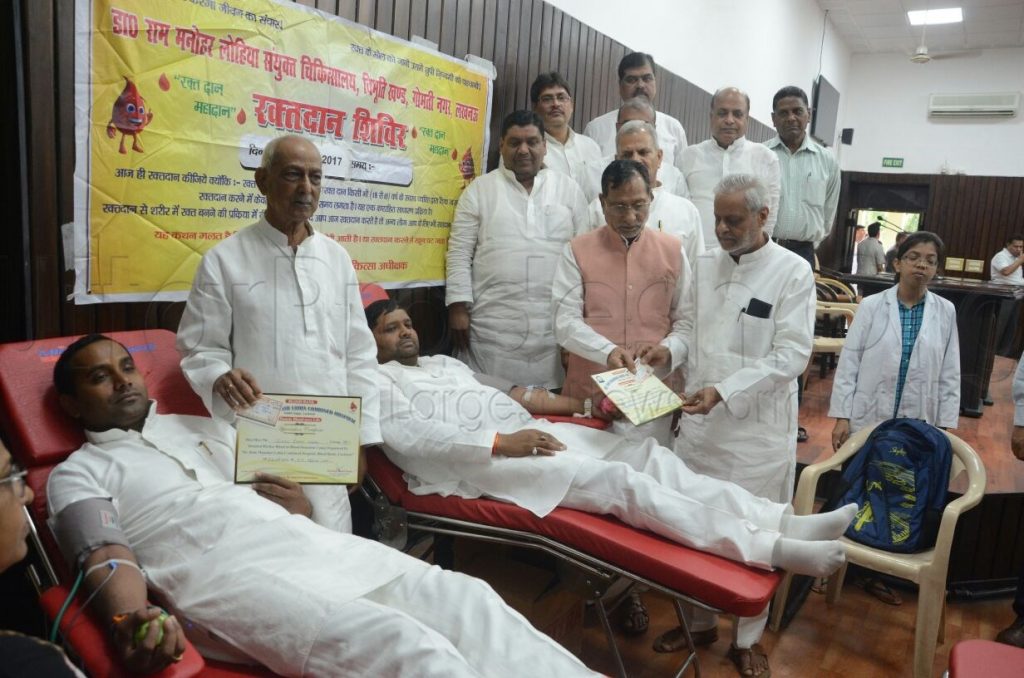 sp workers donating blood on akhilesh yadav 45th birthday lucknow