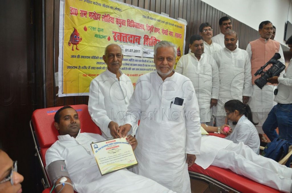 sp workers donating blood on akhilesh yadav 45th birthday lucknow