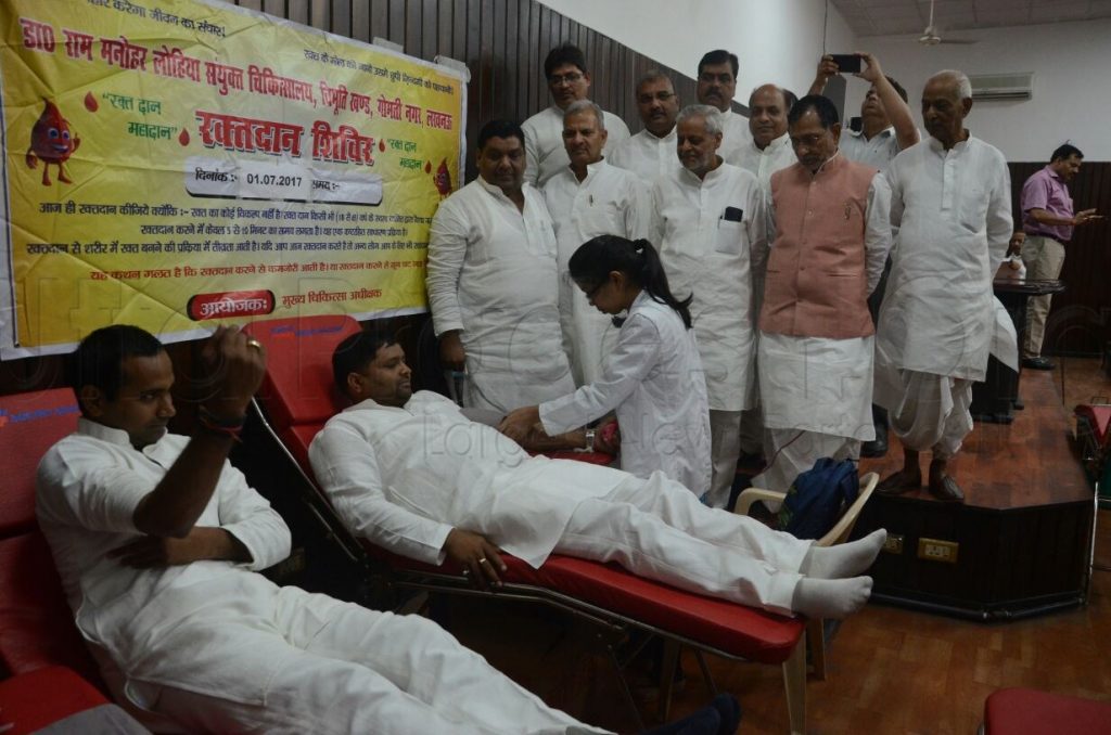 sp workers donating blood on akhilesh yadav 45th birthday lucknow