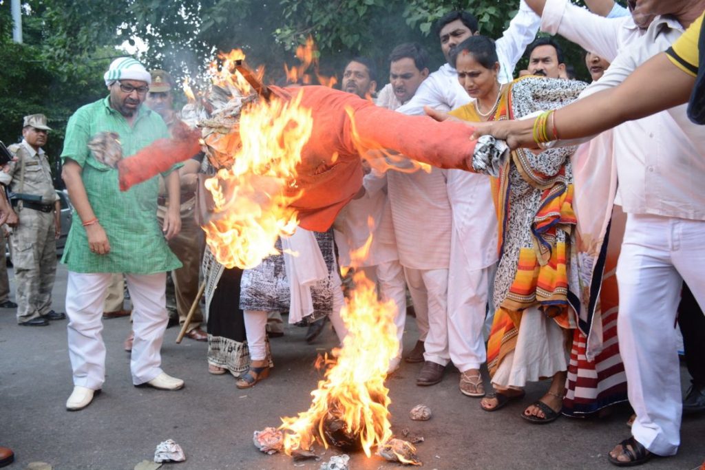 rld activists burned effigy of cm yogi in lucknow