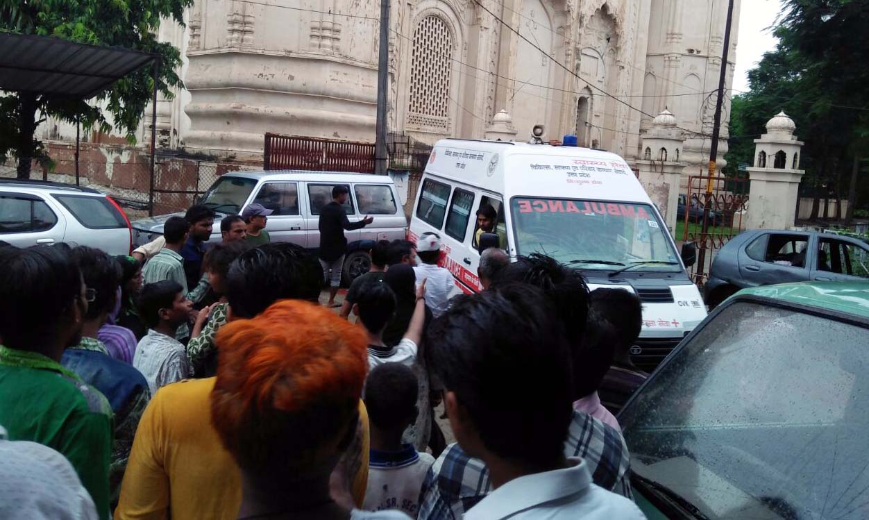 wall collapse in thakurganj lucknow