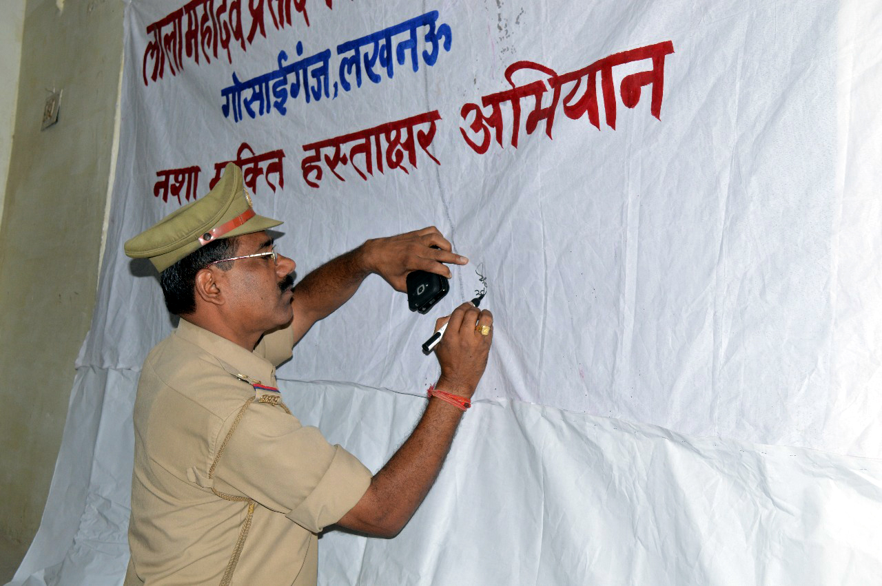 Police trained girls for self defense in Gosainganj Lucknow