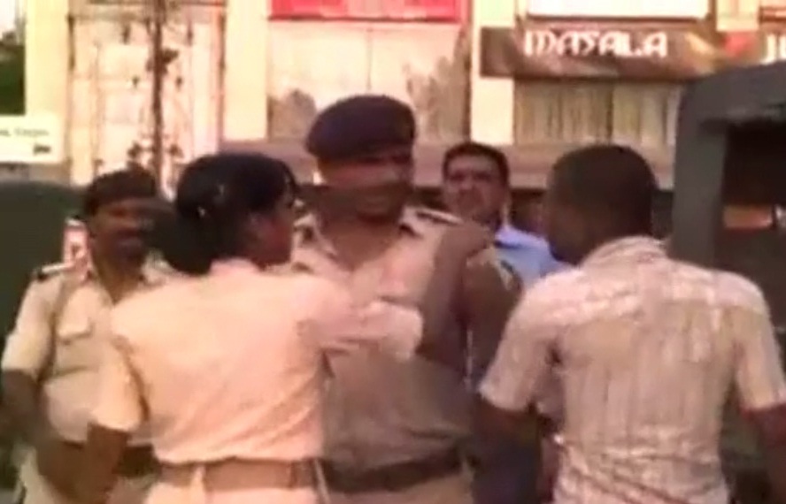 Lady Dabangg Thrashes Auto Driver in Public