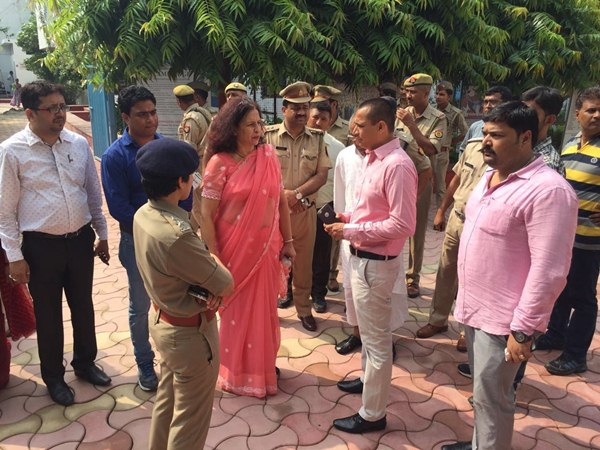 Lucknow DM Rajshekhar And SSP Manjzil Saini Visit In CMS Kanpur Road Branch 2