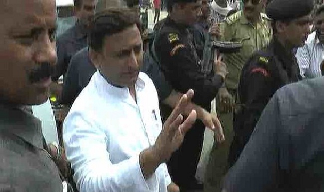 akhilesh faces protest