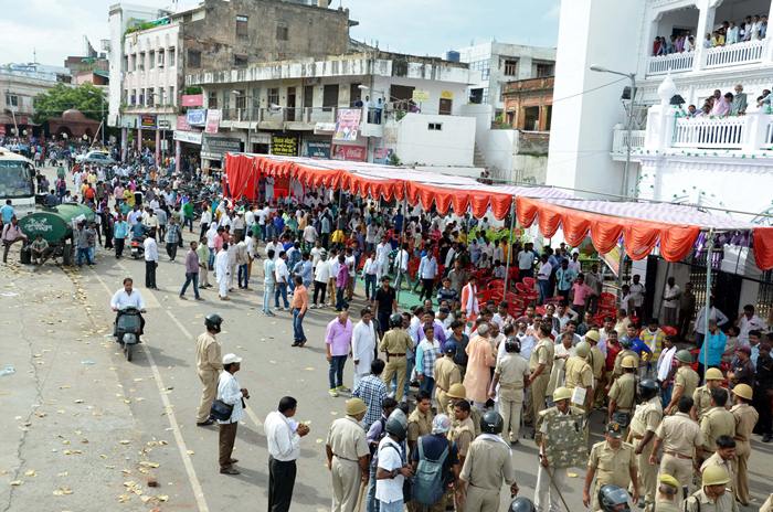 protesters abusing mulayam