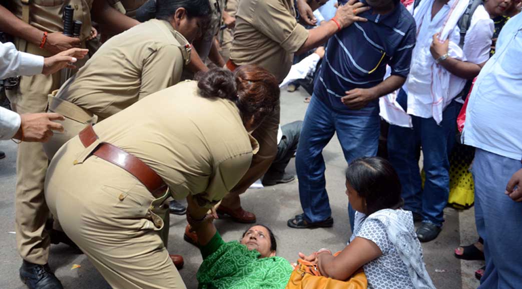 lathicharge on teachers