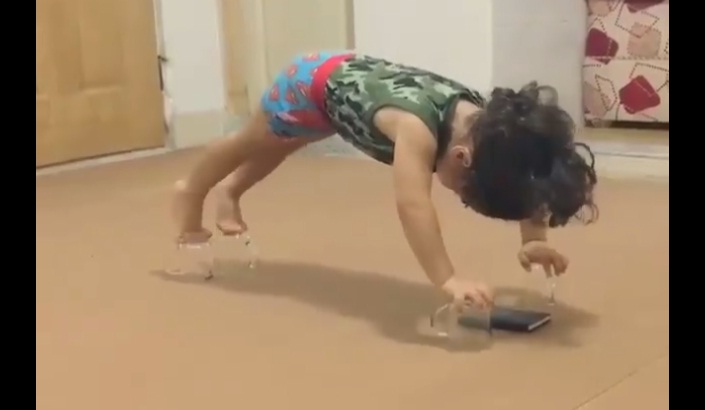 small kid push up