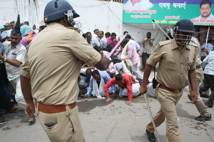 lathi charge on teachers