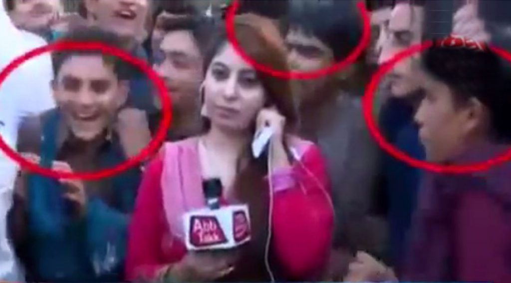 Female Reporter Molested Live In Pakistan