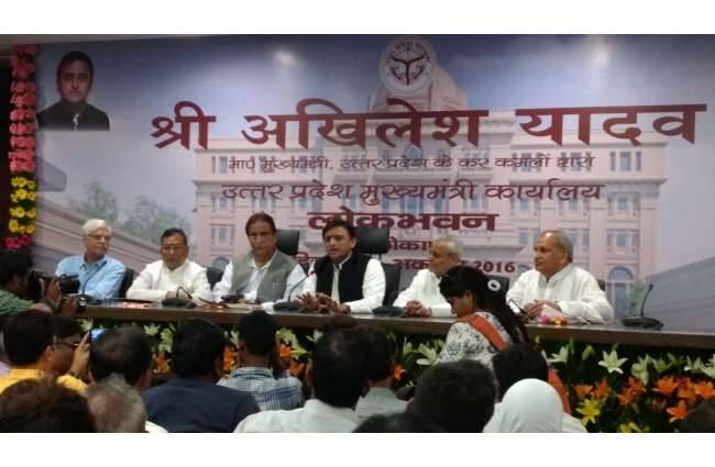 Akhilesh yadav in new cm office