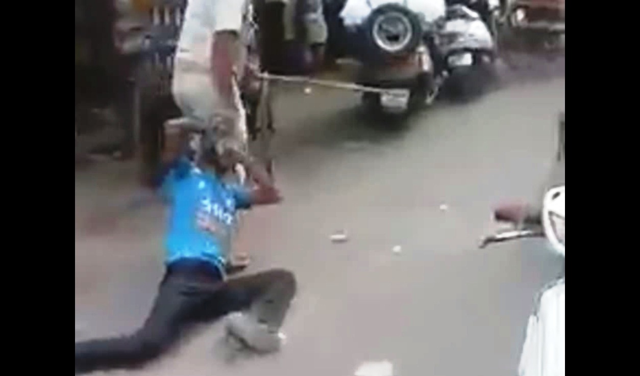 police man beating rickshaw driver