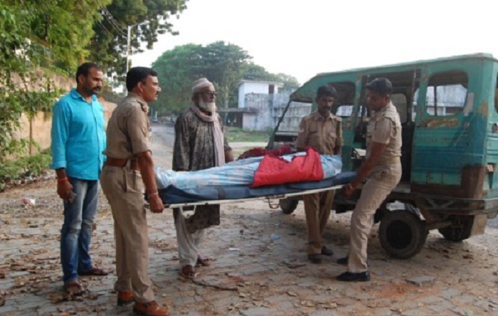 policeman carying pratibha Gautam body for autopsy