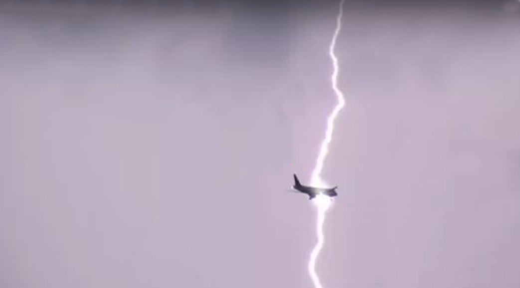 Amazing Airplane Struck By Lightning