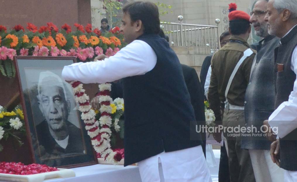 CM Akhilesh Yadav Wreaths