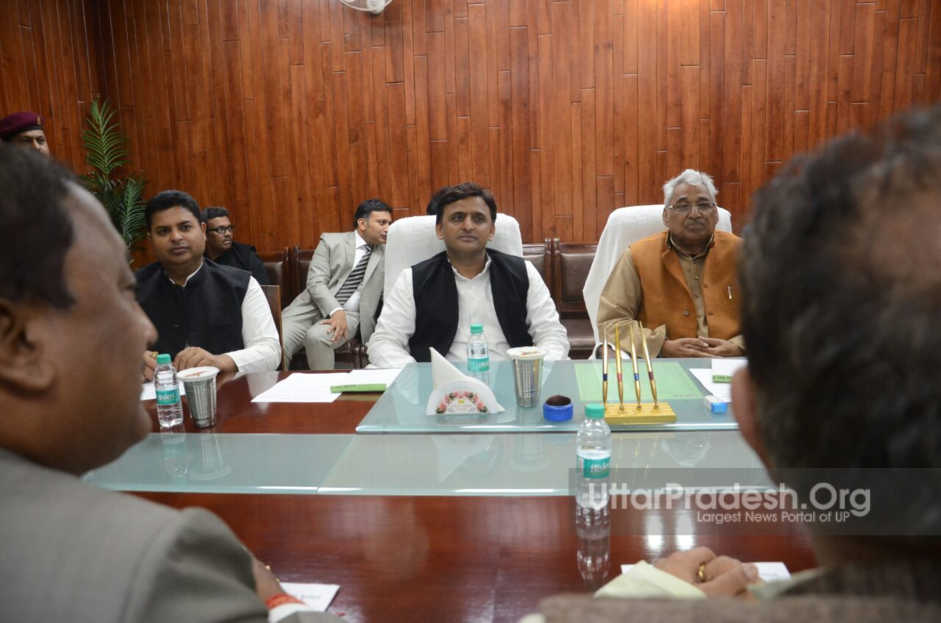 akhilesh chair party meeting