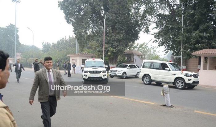 akhilesh reached sp chief house