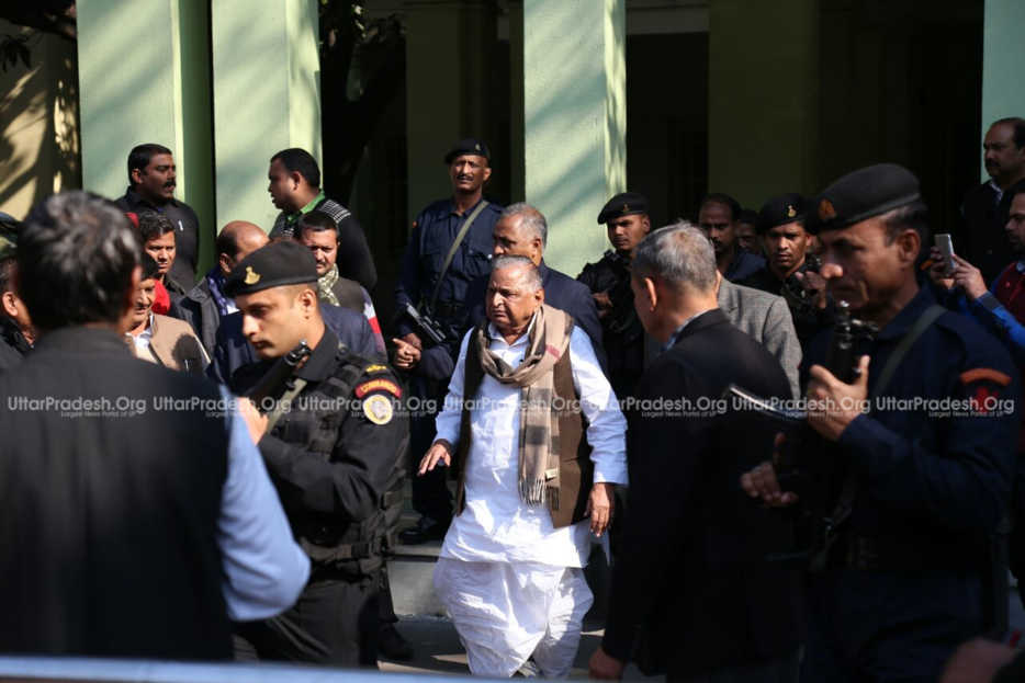 mulayam reaches party office