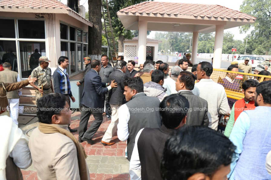 akhilesh yadav meeting MLA