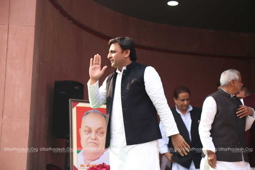 akhilesh yadav release manifesto