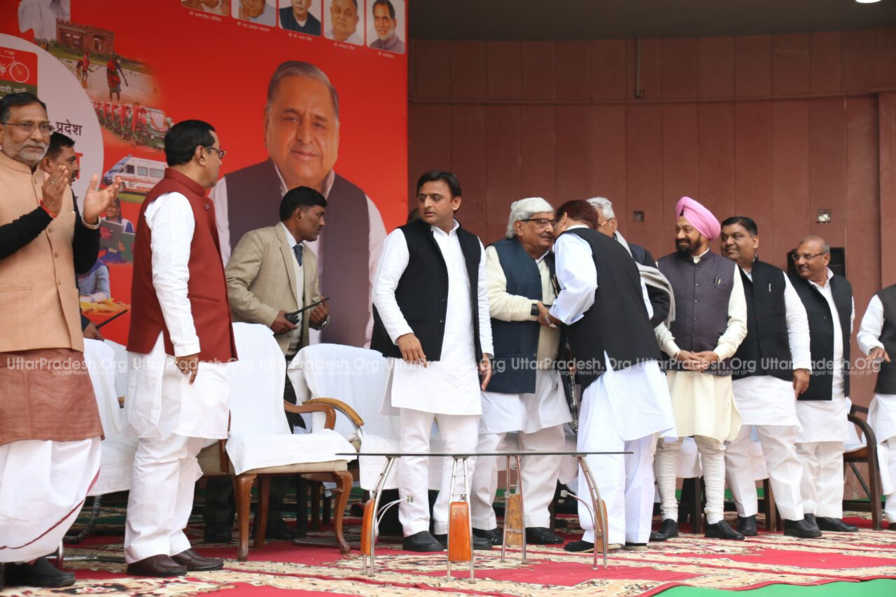 akhilesh yadav release manifesto