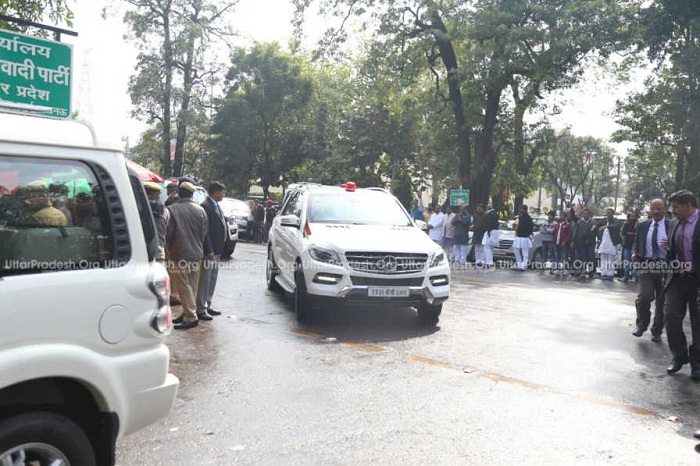 akhilesh reaches party office