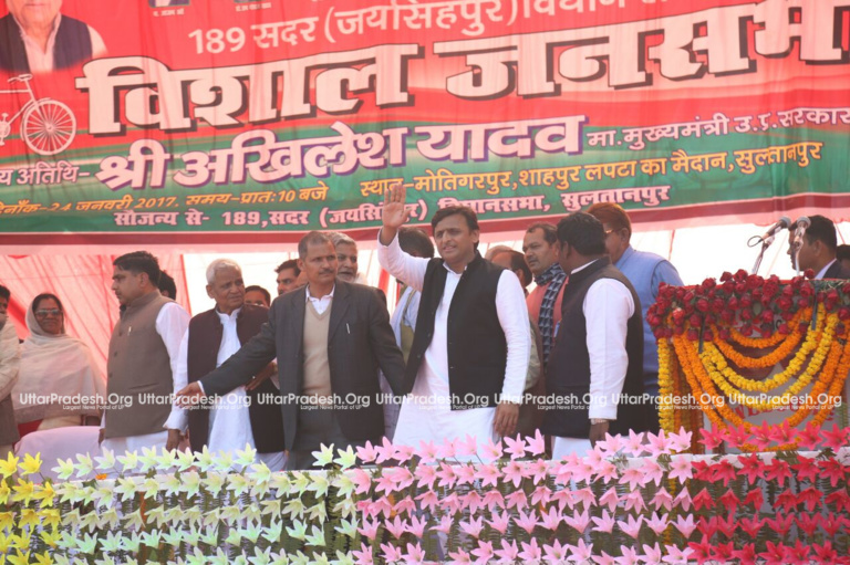 akhilesh talks development