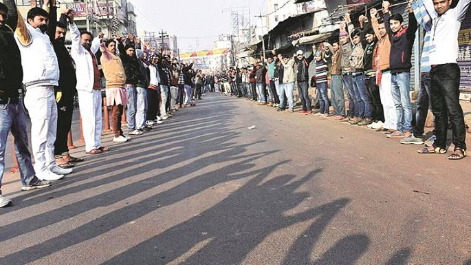 human chain supporting jallikattu