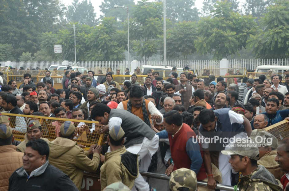 akhilesh yadav called meeting