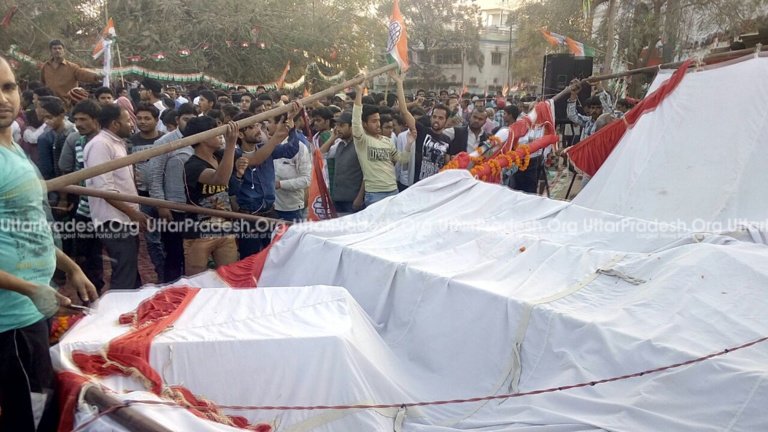 rahul akhilesh stage collapsed