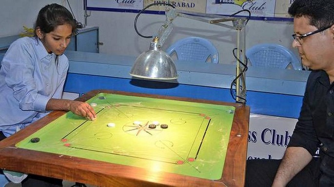 husna sameera playing carrom