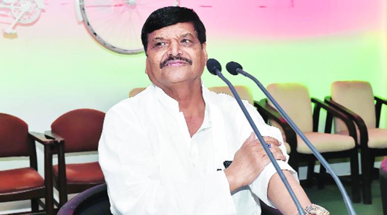 stone pelted at shivpal convoy