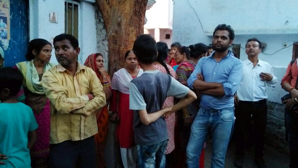 man dies in fire hazratganj lucknow