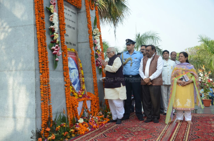 governor ram naik wreath