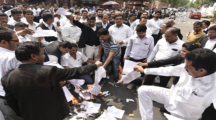 protest against advocates amendment bill 2017