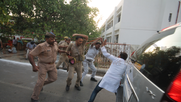 cm yogi ke kafile par hamla