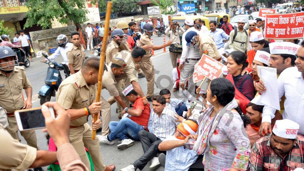 Lathicharge on computer teacher