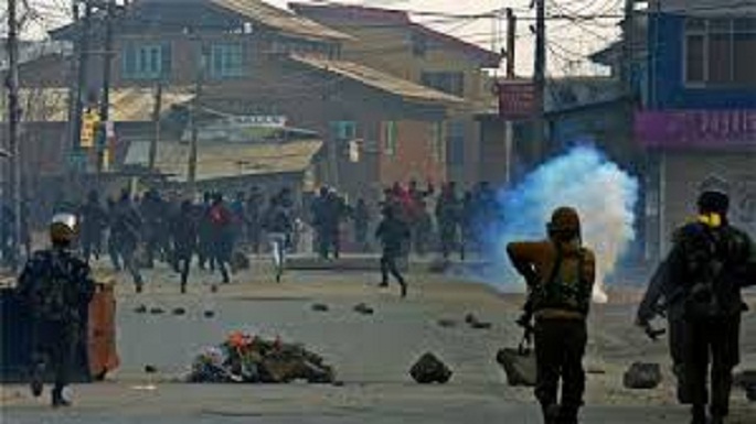 srinagar stone pelting