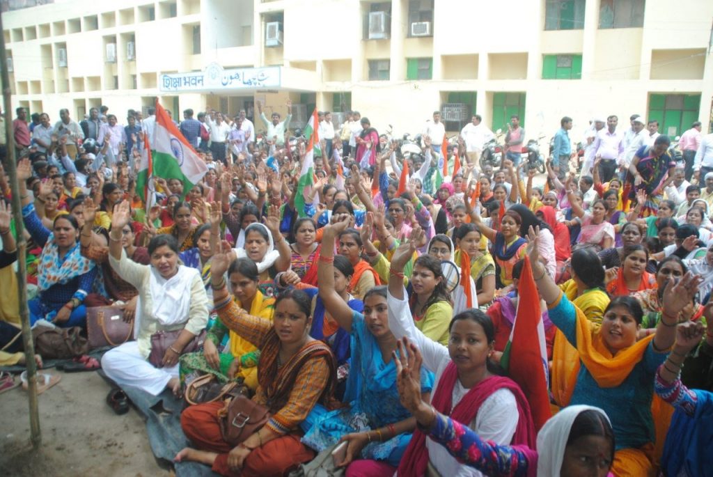 shiksha mitra protest