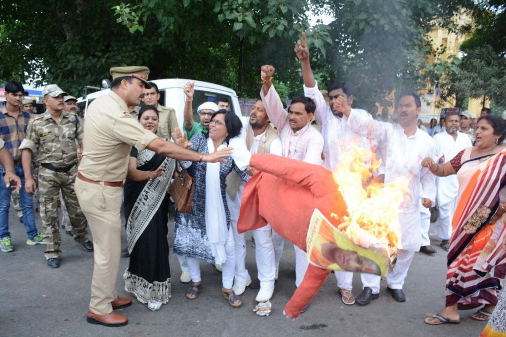 rld activists burned effigy of cm yogi in lucknow