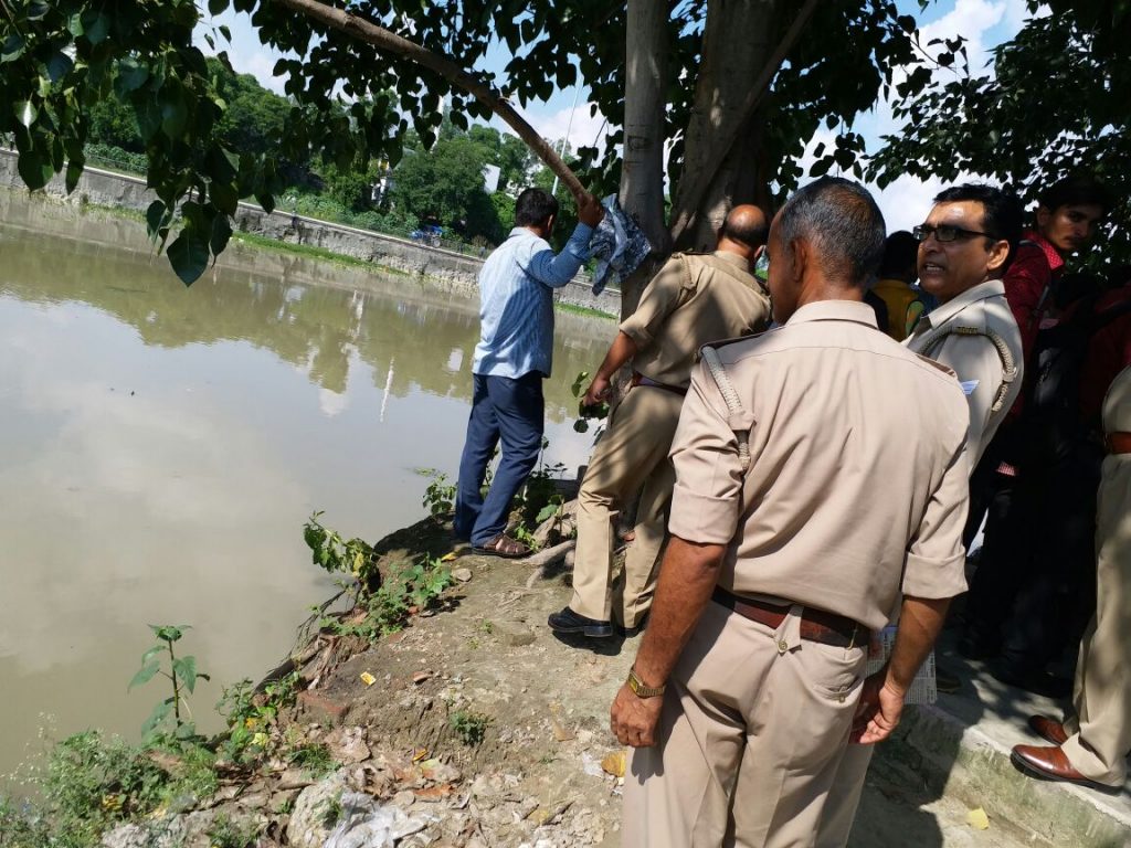 devotee dwoned into gomti river lucknow