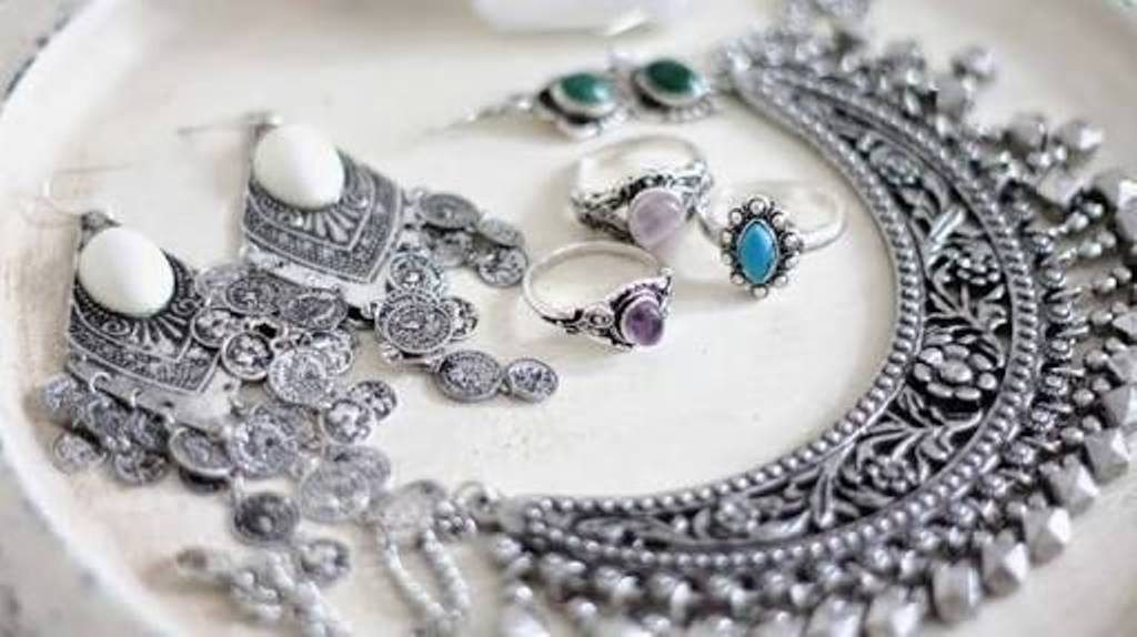 Protect your silver jewellery in monsoon