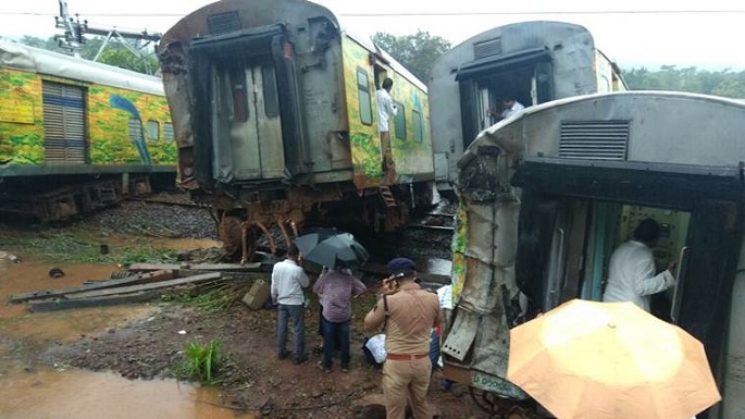 nagpur mumbai duronto express derailment